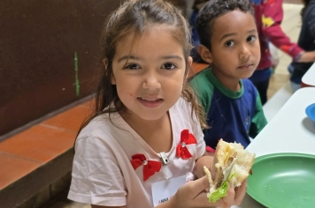 Foto relacionada - LANCHES ESPECIAIS MARCAM PROGRAMAÇÃO DE FIM DE ANO NA PRÉ-ESCOLA MUNICIPAL LUZIA SANCHES DINIZ