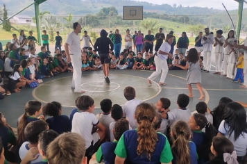 Foto relacionada - Capoeira leva cultura, movimento e consciência para estudantes de Albertina