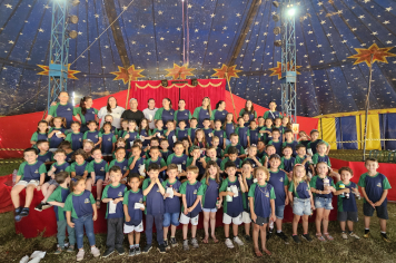 Crianças da Pré-Escola Municipal Luzia Sanches Diniz vivem dia mágico no circo em Jacutinga
