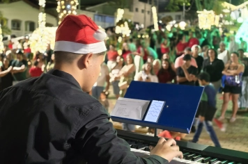 Albertina de Luz: primeira noite do Festival Natal de Luz enche a praça de emoção e esperança