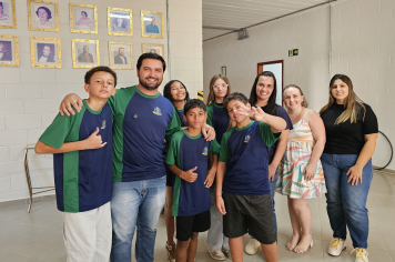 Rede Municipal de Ensino de Albertina recebe novos uniformes escolares