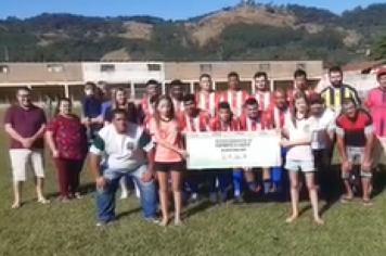 Projeto escolar focado em engajar os alunos com a comunidade local de esportes.