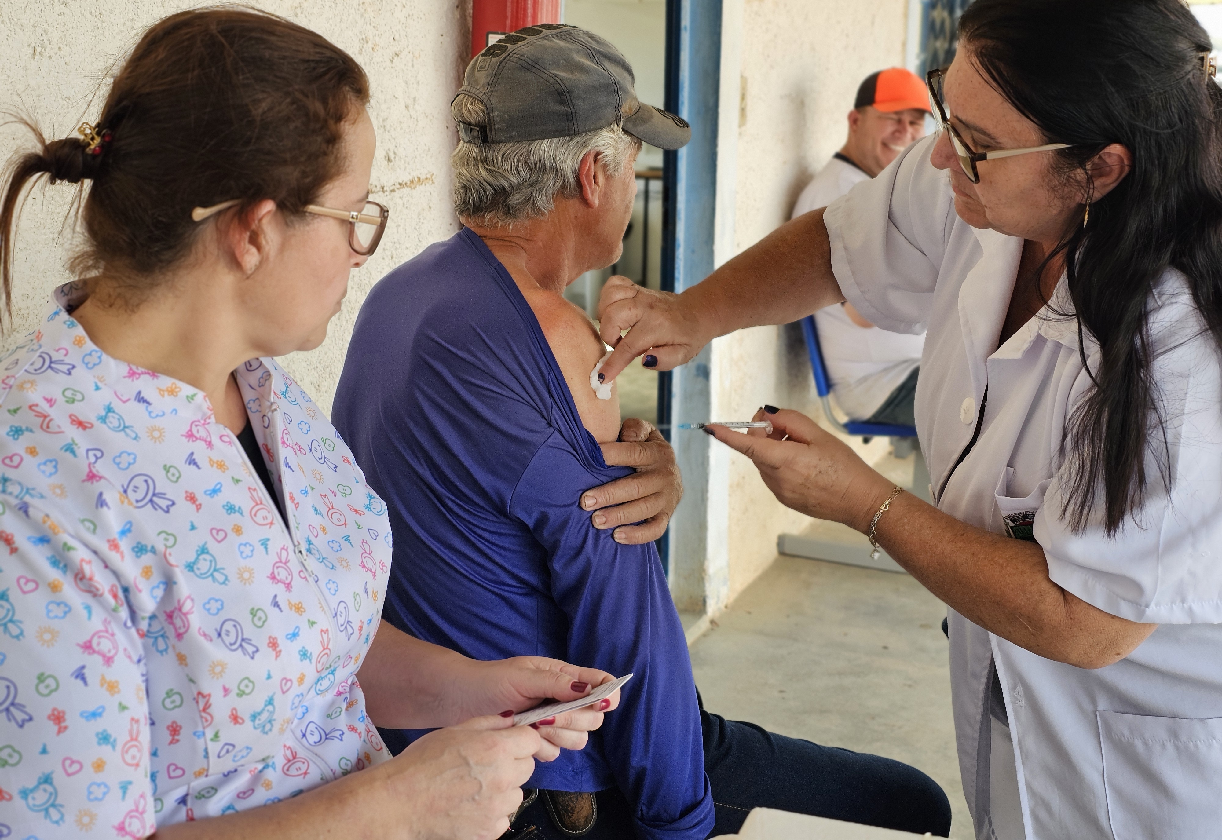 Prefeitura de Albertina promove vacinação de servidores da equipe de Obras