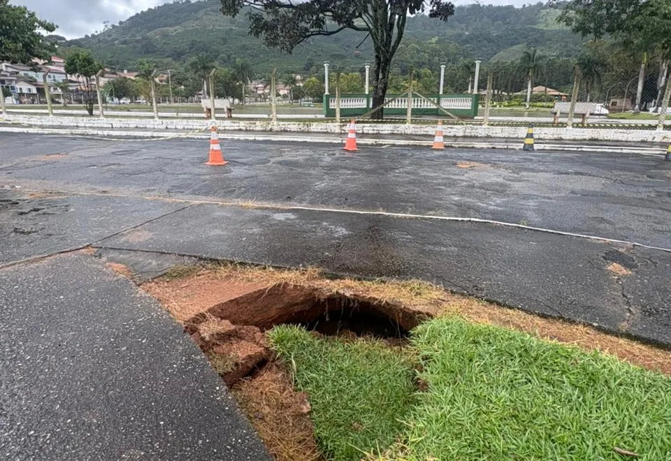 Buraco no trevo próximo ao Parque do Lago é sinalizado após chuvas e Prefeitura orienta atenção redobrada