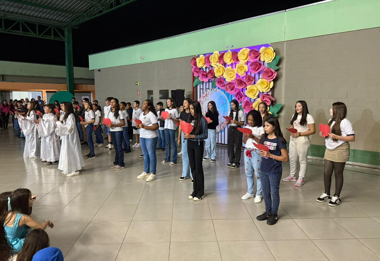 Alunos da Escola Antônio Ferreira Encantam no Dia das Mães