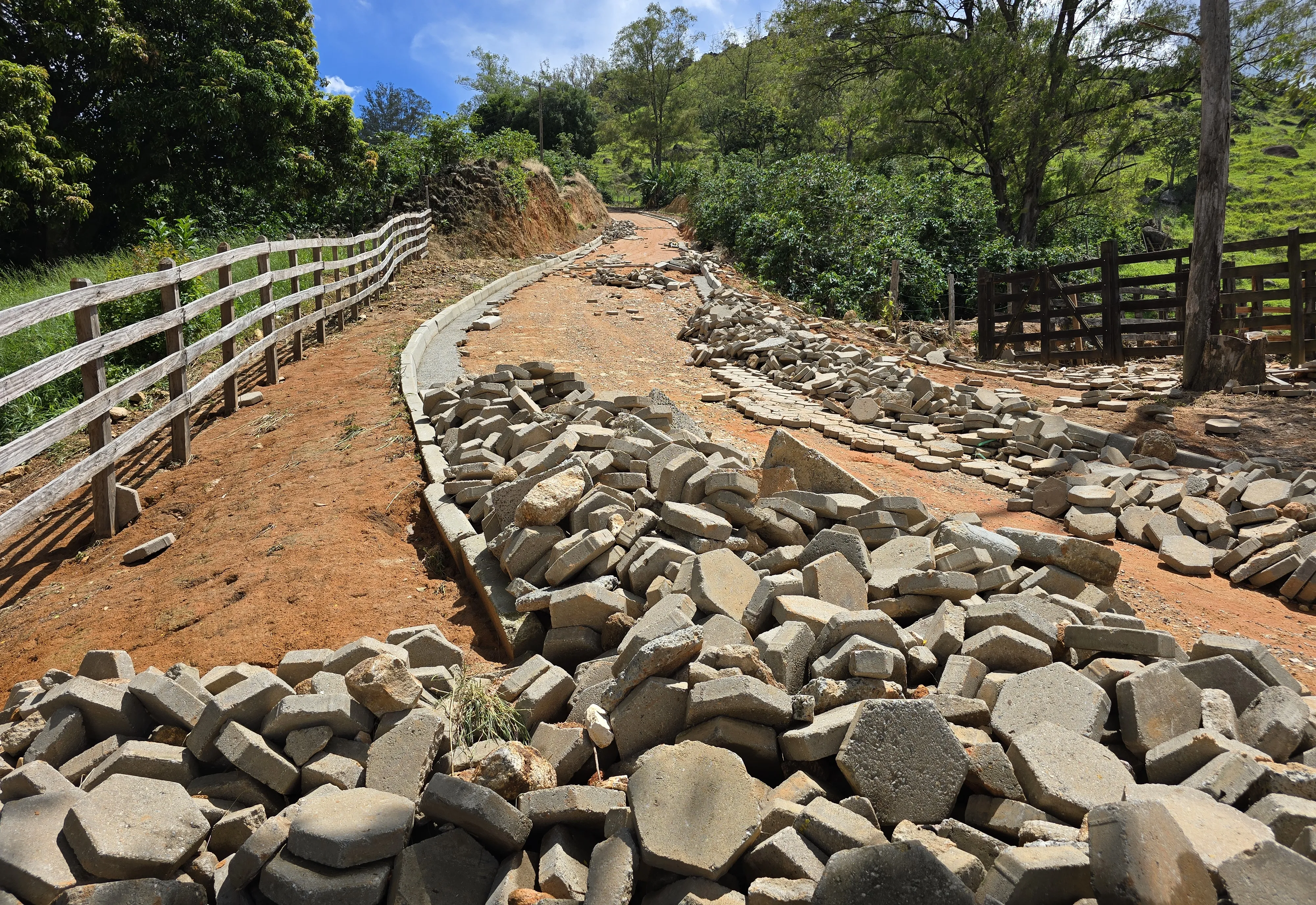 Estrada do Cristo permanece interditada após enxurrada e Prefeitura reforça alerta de segurança