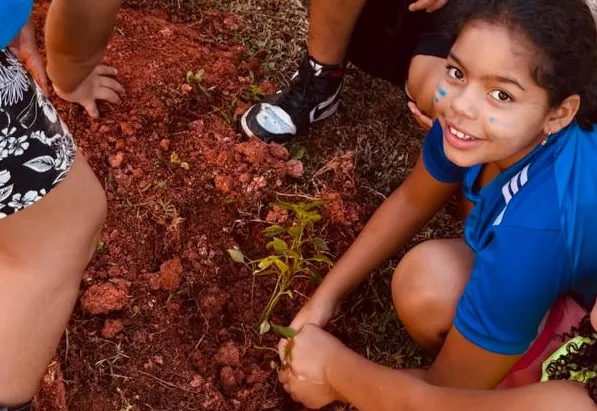 Alunos colocam a mão na terra e plantam consciência ambiental na Escola Antônio Ferreira